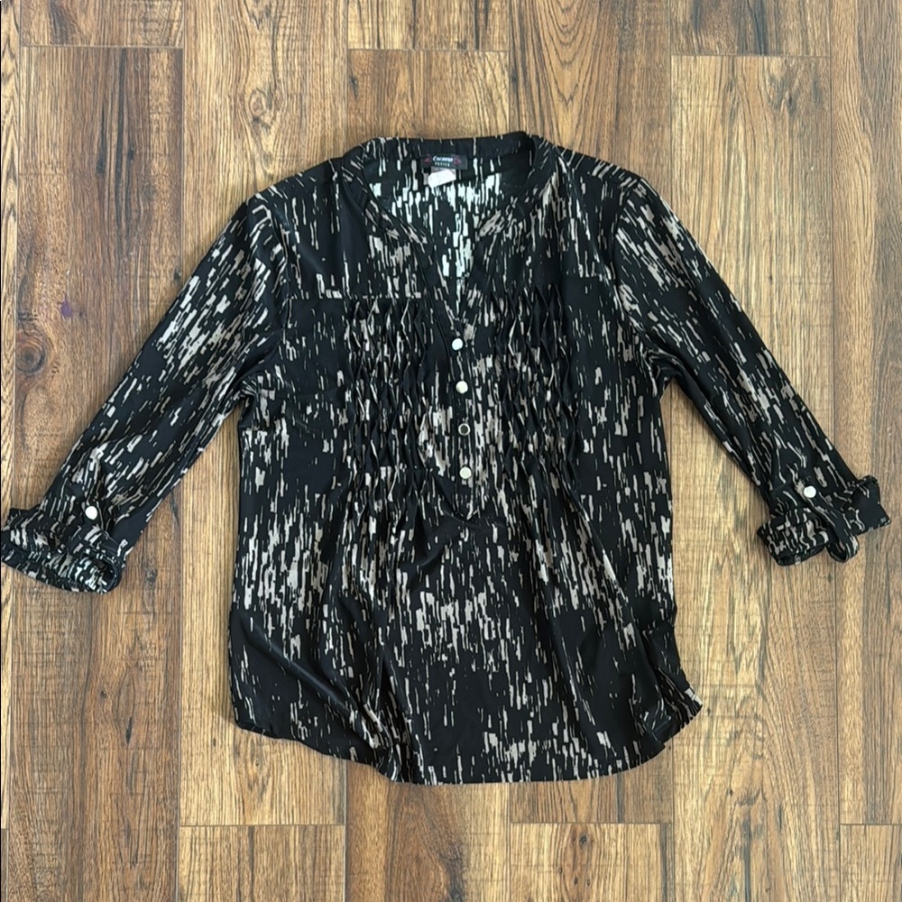 Women's medium cocomo petite Black and White Blouse partial button up